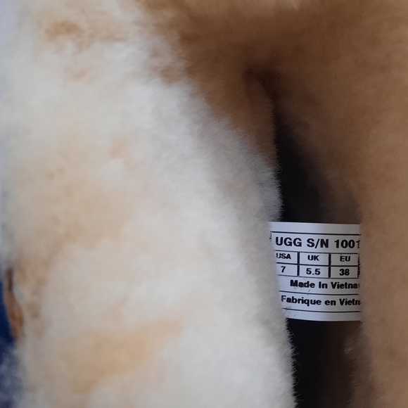 NEW! UGG NOIRA SHEEPSKIN BOOTS, Women's Size 7 - Picture 6 of 7